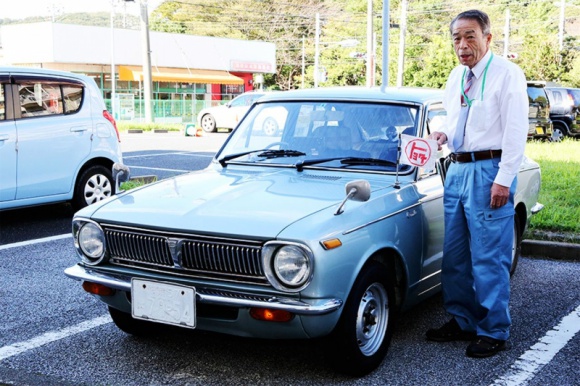 47-letnia Corolla z 560 tys. km na liczniku LIFESTYLE, Motoryzacja - Toyota Corolla obchodzi w tym roku swoje 50-lecie. Debiutujący w 1966 roku kompakt zmotoryzował klasę średnią w Japonii i stworzył nowy styl życia bogacących się Japończyków. Jego zalety szybko docenili kierowcy na całym świecie.