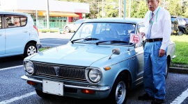 47-letnia Corolla z 560 tys. km na liczniku LIFESTYLE, Motoryzacja - Toyota Corolla obchodzi w tym roku swoje 50-lecie. Debiutujący w 1966 roku kompakt zmotoryzował klasę średnią w Japonii i stworzył nowy styl życia bogacących się Japończyków. Jego zalety szybko docenili kierowcy na całym świecie.