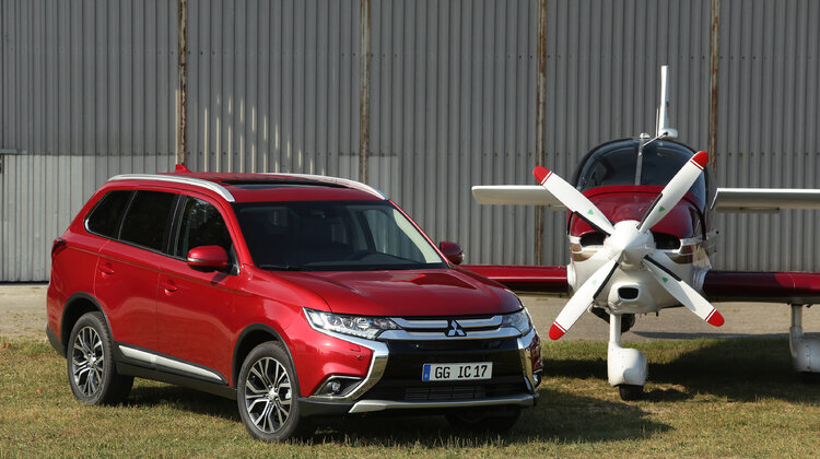 Noworoczne promocje Mitsubishi nowe produkty/usługi, transport - Polski oddział Mitsubishi Motors przygotował dla klientów bardzo atrakcyjną ofertę, w której pojawiły się już modele L200 i Pajero z roku modelowego 2017. Dzięki niej klienci zainteresowani zakupem nowego Mitsubishi ASX 2017 i Outlandera 2017 mogą liczyć nawet na 5000 z zniżki, nabywcy modelu Pajero mogą zyskać aż 15 000 zł a chętni do zakupu Mitsubishi L200 otrzymają rabat w wysokości nawet 4000 zł. Oferta kusi także promocyjnym pakietem ubezpieczeniowym, dodatkowymi akcesoriami i korzystnymi propozycjami kredytów a w przypadku przedsiębiorców – także finansowaniem Business Contract z niskimi ratami miesięcznymi.