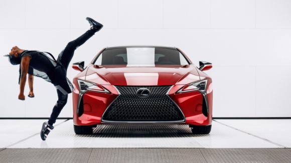 Lexus wystartuje na Super Bowl LIFESTYLE, Motoryzacja - Podczas największego wydarzenia sportowego roku w USA, finałowego meczu o mistrzostwo w futbolu amerykańskim zawodowej ligi NFL zwanego Super Bowl, który zostanie rozegrany w niedzielę 5 lutego, Lexus pokaże nowy spot w artystyczny sposób prezentujący sportowego Lexusa LC.