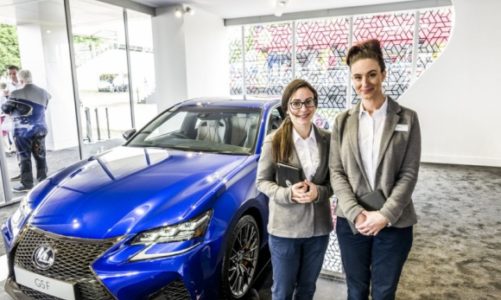 Lexus zwraca się ku kobietom kierowcom