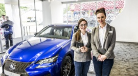 Lexus zwraca się ku kobietom kierowcom LIFESTYLE, Motoryzacja - Według badań przeprowadzonych w Ameryce Północnej i Europie, kobiety mają znaczący wpływ na co najmniej 80% decyzji o zakupie auta. Jednocześnie w mniejszym stopniu przywiązują się do jednej marki niż mężczyźni, co stanowi duże wyzwanie dla producentów.