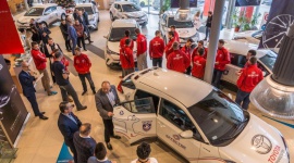 Siatkarze z Effector Kielce będą jeździć hybrydowymi Toyotami C-HR BIZNES, Motoryzacja - Salon Toyota Romanowski Kielce dołączył do grona partnerów klubu Effector Kielce i będzie oficjalnym dostawcą samochodów marki Toyota. Umowa została zawarta na 3 lata. Autoryzowany dealer Toyoty przekazał klubowi 10 crossoverów Toyota C-HR w wersji hybrydowej.