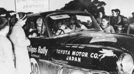 Pierwszy samochód rajdowy Toyoty LIFESTYLE, Motoryzacja - Toyopet Crown Deluxe zadebiutował na japońskim rynku w 1955 roku jako luksusowy samochód średniej wielkości. W 1957 roku auto wystartowało w rajdzie Round Australia Trial.