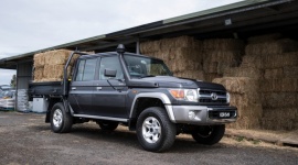 Toyota Land Cruiser samochodem terenowym roku 2017 w Australii LIFESTYLE, Motoryzacja - Po przebiegających w atmosferze zaciętej rywalizacji testach na bezdrożach i drogach antypodów, złożone z ekspertów jury najważniejszego na australijskim rynku off-road magazynu 4x4 Australia przyznało tytuł 2017 4x4 of the Year Toyocie Land Cruiser 79 Double Cab GXL.