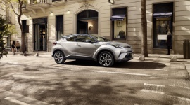 Siłacz wagi lekkiej LIFESTYLE, Motoryzacja - Po prezentacji Toyoty C-HR, kompaktowego crossovera japońskiej firmy, wśród mnóstwa pozytywnych komentarzy, w tym dotyczących awangardowej stylistyki i napędu hybrydowego, pojawiły się również pytania o silnik zastosowany w wersji z napędem konwencjonalnym.