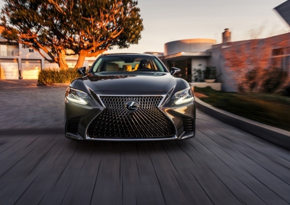 Lexus LS 500 z przełomowymi funkcjami bezpieczeństwa LIFESTYLE, Motoryzacja - Lexus LS 500, piąta generacja flagowej limuzyny japońskiego producenta aut luksusowych, wyróżnia się nie tylko nową, bardziej dynamiczną stylistyką nadwozia i zastosowaniem po raz pierwszy w tym modelu turbodoładowanego silnika V6.