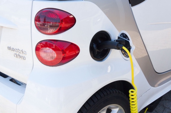 Assistance również dla pojazdów elektrycznych BIZNES, Motoryzacja - Rynek pojazdów elektrycznych rozwija się. Chcąc zapewnić najwyższą jakość usług assistance wszystkim klientom, również entuzjastom ekologicznej jazdy, Europ Assistance Polska stawia na szkolenia specjalistyczne z zakresu obsługi pojazdów elektrycznych.