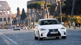 Sprawdzono: Lexus IS przyciąga wzrok LIFESTYLE, Motoryzacja - Lexus przeprowadził niecodzienny eksperyment by sprawdzić, w jaki sposób człowiek postrzega samochód. Wyniki były tak interesujące, że zainspirowały firmę do wykorzystania ich w nowej reklamie.