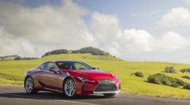 360 koni i 6 litrów na setkę LIFESTYLE, Motoryzacja - Lexus USA opublikował na swojej stronie internetowej dane osiągowe flagowego coupé w wersji z napędem hybrydowym – Lexus LC 500h. Trzeba przyznać, że robią wrażenie.