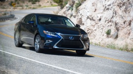 Lexus ES - jedyny w swoim rodzaju LIFESTYLE, Motoryzacja - Lexus ES to – obok flagowej limuzyny LS – jeden z dwóch najdłużej produkowanych modeli japońskiego producenta samochodów luksusowych. Choć w USA nieodmiennie pozostaje najchętniej kupowanym sedanem Lexusa, nie występuje w europejskiej ofercie.