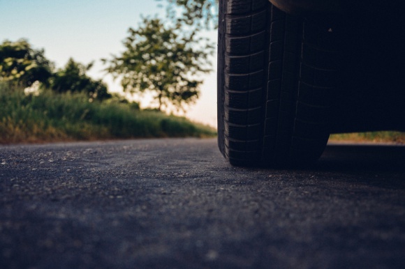 Za dziurę w jezdni zapłaci zarządca drogi BIZNES, Motoryzacja - Wraz z nadejściem wiosny pogarsza się stan dróg – po zimie pojawiają się dziury i pęknięcia, które mogą być powodem uszkodzenia samochodu. Ponad 8000 km dróg krajowych w Polsce wymaga naprawy. Za uszkodzenia spowodowane złym stanem nawierzchni można ubiegać się o odszkodowanie.