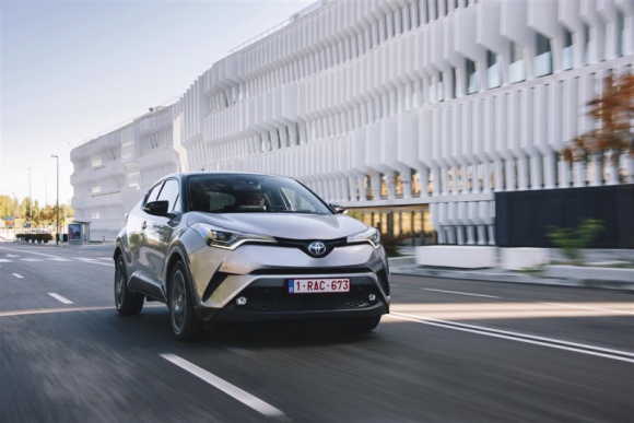 Czy Toyota pójdzie za ciosem i wprowadzi do oferty drugiego crossovera? BIZNES, Motoryzacja - W tym roku debiutuje nowy crossover C-HR, który zapowiada się na wielki przebój. Auto zadebiutowało już w Japonii i Europie, zaś w kwietniu będzie miało premierę w USA.