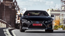 Lexus LC - estetyka i aerodynamika LIFESTYLE, Motoryzacja - Debiutując w ubiegłym roku na salonie samochodowym w Detroit, flagowe coupé Lexusa zostało uhonorowane dwiema nagrodami EyesOn Design – dla najlepszego samochodu seryjnego i najlepszego projektu wnętrza.