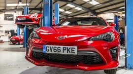 Jak przygotowano Toyotę GT86 do programu Top Gear? LIFESTYLE, Motoryzacja - Nowa Toyota GT86 została obsadzona w roli samochodu dla celebrytów w programie Reasonably Fast Car firmowanym przez Top Gear. Żeby samochód dobrze się spisał na słynnym torze testowym Top Gear, Toyota postanowiła go nieco zmodyfikować.