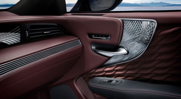 Lexus LS, kryształy i origami LIFESTYLE, Motoryzacja - Lexus LS piątej generacji, uhonorowany nagrodą EyesOn Design 2017, przyciąga wzrok dynamiczną, a jednocześnie pełną harmonii sylwetką.