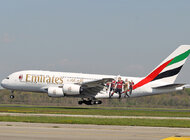 Linie Emirates i AC Milan sprawiły niespodziankę pasażerom nowe produkty/usługi, sport - –