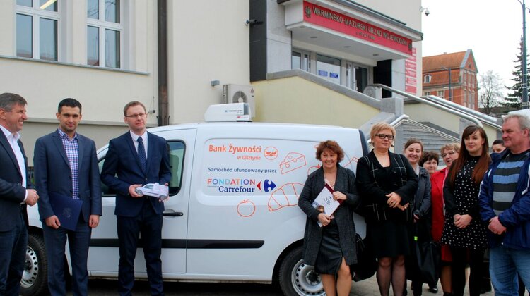 Carrefour przekazał ciężarówkę-chłodnię Bankowi Żywności w Olsztynie handel, transport - W Olsztynie odbyło się uroczyste przekazanie ciężarówki-chłodni Bankowi Żywności w Olsztynie. Specjalistyczny samochód został sfinansowany z grantu przyznanego przez Fundację Carrefour. W uroczystym spotkaniu uczestniczyli przedstawiciele Warmińsko-Mazurskiego Urzędu Wojewódzkiego w Olsztynie, reprezentanci Carrefour i Banków Żywności, a także przedstawiciele organizacji pozarządowych, ośrodków pomocy społecznej i samorządów lokalnych.