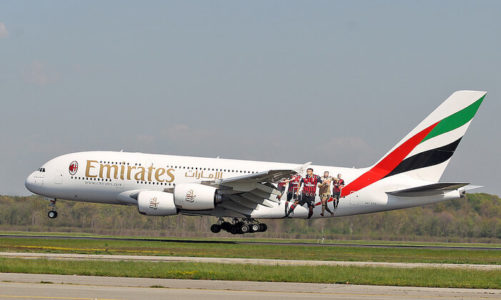 Linie Emirates i AC Milan sprawiły niespodziankę pasażerom