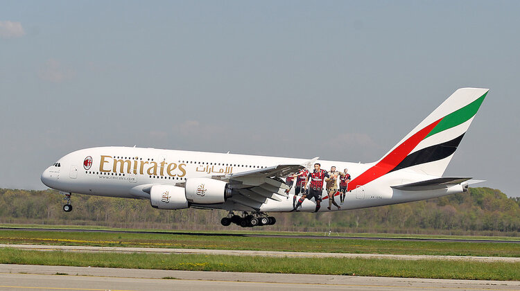 Linie Emirates i AC Milan sprawiły niespodziankę pasażerom