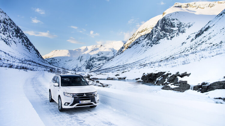 10 000 Mitsubishi Outlanderów PHEV sprzedanych w Norwegii handel, transport - Trzy lata po dostarczeniu pierwszych samochodów klientom w Holandii w październiku 2013 roku, Mitsubishi Outlander PHEV - innowacyjny, hybrydowy SUV z elektrycznym napędem 4x4, wciąż pozostaje najlepiej sprzedającym się na kontynencie europejskim samochodem hybrydowym z zewnętrznym ładowaniem. Obecne wyniki wskazują, że łączna sprzedaż tego modelu w Europie (w krajach MME34) do końca 2017 roku przekroczy 100 tysięcy egzemplarzy.