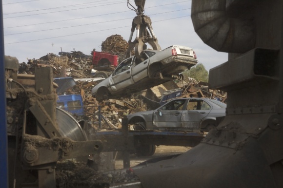 Kary podziałały – firmy tworzą sieci recyklingu BIZNES, Motoryzacja - W styczniu tego roku sprzedawcy samochodów poznali wysokość kar za brak utworzenia sieci odbioru pojazdów wycofanych z eksploatacji. Od tamtej pory firmy masowo zaczęły realizować nałożony na nie obowiązek.