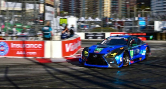 Usiądź obok kierowcy Lexusa RC F GT3 na torze w Long Beach LIFESTYLE, Motoryzacja - International Motor Sports Association (IMSA) opublikowała pasjonujący film, nakręcony z wnętrza Lexusa RC F GT3 podczas wyścigu na kalifornijskim torze w Long Beach. Dzięki temu każdy może zobaczyć, jak wygląda przejazd okrążenia z prędkością dochodzącą do 250 km/h.