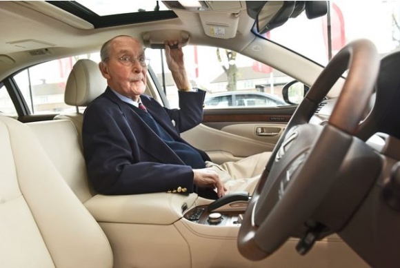 Sto lat! Życzy Lexus LIFESTYLE, Motoryzacja - Niecodziennie wchodzi do salonu 100-letni klient i kupuje model za 100 tysięcy funtów. Lexus, dziękując za lojalność i wieloletnią, owocną współpracę, dołączył kilka spersonalizowanych akcentów do zamówienia.
