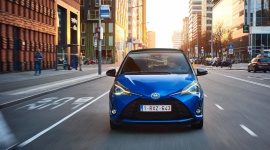 10 atutów nowego Yarisa BIZNES, Motoryzacja - Toyota Yaris 2017 po faceliftingu to kolejna odsłona najpopularniejszego samochodu Toyoty w Europie. Miejski hatchback ma na rynku Europy Zachodniej 6,5 procentowy udział w rynku, największy od początku historii tego modelu.