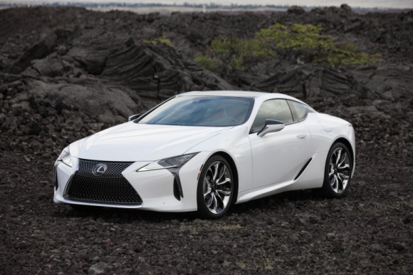 Lexus LC - piękny przedmiot pożądania BIZNES, Motoryzacja - Po miesiącu od rozpoczęcia sprzedaży w Japonii nowego Lexusa LC liczba zamówień na to nagradzane za design auto przekroczyła wielkość popytu przewidywaną na... trzy lata.