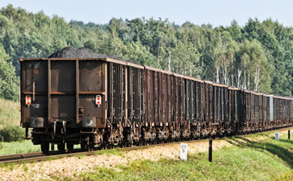 PKP CARGO z dużym kontraktem na przewozy węgla dla Grupy Enea transport, ekonomia/biznes/finanse - PKP CARGO zawarło kolejną ważną umowę na przewozy węgla dla Enei Wytwarzanie. Największy polski przewoźnik złożył najkorzystniejszą ofertę w przetargu na transport tego paliwa z Lubelskiego Węgla „Bogdanka” do Elektrowni Kozienice. W ramach nowego kontraktu PKP CARGO w okresie 14 miesięcy przetransportuje 5,3 mln ton węgla.