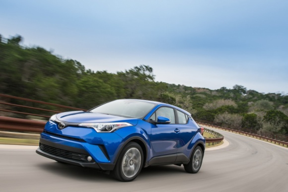 Toyota C-HR przebojem w Japonii BIZNES, Motoryzacja - Jak podaje japońska agencja Kyodo, pierwsze miejsce pod względem liczby sprzedanych samochodów zdobyła nowa Toyota C-HR, stając się pierwszym crossoverem na tej pozycji od 2007 roku.