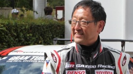 Akio Toyoda – mistrz kierownicy LIFESTYLE, Motoryzacja - Akio Toyoda, CEO Toyota Motor Corporation, jest znany z zamiłowania do sportów motorowych. Nie tylko uwielbia sportowe samochody, ale jest też kierowcą testowym i od czasu do czasu startuje w rajdach i wyścigach pod pseudonimem Morizo.