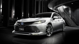 Toyota Camry 2018 z pakietami tuningowymi TRD i Modellista