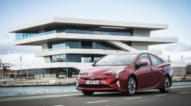 Nowa Toyota Prius – japońska rewolucja w świecie… taksówek! BIZNES, Motoryzacja - Jaki powinien być idealny samochód na taksówkę? Wygodny, przestronny, nowoczesny, bezawaryjny, bezpieczny i oszczędny