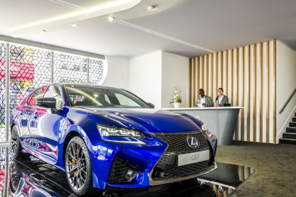 Lexus Plus dla wygodnych BIZNES, Motoryzacja - Amerykański serwis Kelley Blue Book informuje, że wprowadzony w USA program Lexus Plus, którego założeniem jest uproszczenie i zwiększenie transparentności procesu zakupu samochodów, sprawdza się i obejmuje coraz większą liczbę dealerów.