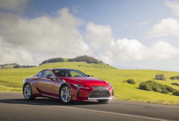 Lexus LC 500h – wyczynowe coupe Teksasu LIFESTYLE, Motoryzacja - Podczas imprezy Auto Roundup 2017 na torze Circuit of the Americas w teksańskim Austin stowarzyszenie dziennikarzy motoryzacyjnych Teksasu TAWA (Texas Auto Writers Association) przyznało Lexusowi LC 500h tytuł Performance Coupe of Texas.