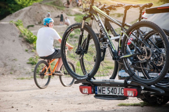 Rowerowe bagażniki na hak. Będzie łatwiej o trzecią tablicę LIFESTYLE, Motoryzacja - Z początkiem 2018 r. wejdą w życie nowe przepisy dotyczące tablic rejestracyjnych. Resort infrastruktury i budownictwa zamierza m.in. ułatwić proces wnioskowania o wydanie trzeciej tablicy rejestracyjnej.