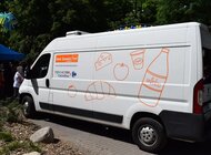 Carrefour przekazał ciężarówkę-chłodnię Bankowi Żywności w Toruniu