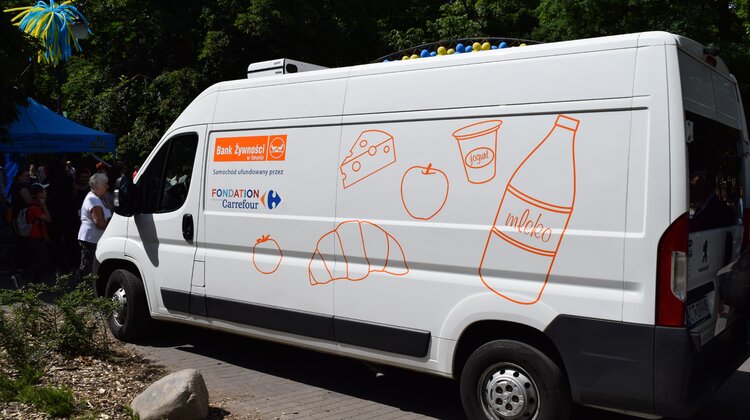 Carrefour przekazał ciężarówkę-chłodnię Bankowi Żywności w Toruniu nowe produkty/usługi, handel - 3 czerwca br. odbyło się oficjalne przekazanie ciężarówki-chłodni Bankowi Żywności w Toruniu. Specjalistyczny samochód został sfinansowany z grantu przyznanego przez Fundację Carrefour w 2016 r. W uroczystym spotkaniu udział wzięli reprezentanci Carrefour Polska i Banków Żywności, a także lokalne władze, przedstawiciele organizacji pozarządowych i mieszkańcy Torunia.
