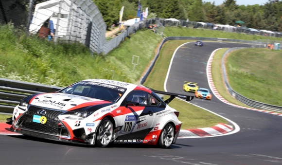 Znakomita passa Lexusa w wyścigach LIFESTYLE, Motoryzacja - Europejskie zespoły startujące Lexusami RC F GT3 odniosły kolejne zwycięstwa w zawodach serii GT Open, zaś fabryczny zespół Gazoo Racing trafił na podium po morderczym wyścigu na słynnej Nürburgring Nordschleife.