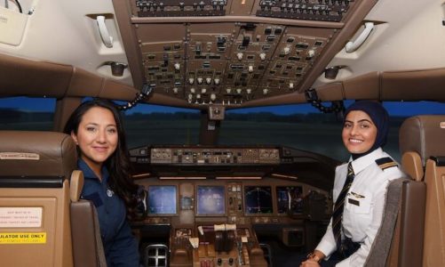 Linie Emirates stawiają na kobiece autorytety w lotnictwie i organizują próbę na symulatorze lotów