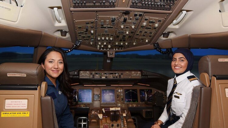 Linie Emirates stawiają na kobiece autorytety w lotnictwie i organizują próbę na symulatorze lotów nowe produkty/usługi, transport - Przewoźnik wspiera globalną misję Dreams Soar z udziałem dwóch kobiet pilotów