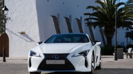 Lexus LC na wystawach Barneys New York LIFESTYLE, Motoryzacja - Sieć luksusowych domów towarowych Barneys New York postanowiła wykorzystać elementy designu Lexusa LC do udekorowania wystaw swego flagowego sklepu w samym centrum Manhattanu, tworząc niezwykłe, wyrafinowane tło dla oferowanych produktów klasy premium.