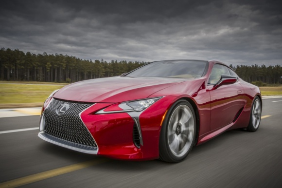 Lexus LC – wizja zrealizowana LIFESTYLE, Motoryzacja - Nowy Lexus LC, który stopniowo trafia do salonów na całym świecie, zachwyca zarówno piękną sylwetką, jak i mnóstwem ciekawych szczegółów.