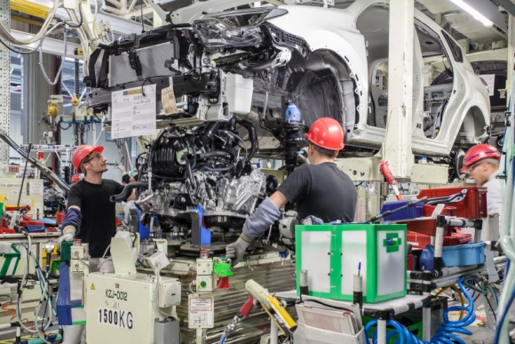 Toyota wynosi zasadę „just-in-time” na wyższy poziom BIZNES, Motoryzacja - Toyota wprowadza kolejną zmianę do słynnego Systemu Produkcyjnego, rozwijanego przez tę firmę od lat 50. Innowacja polega na wcześniejszym ustalaniu kolejności montażu, co pozwala zmniejszyć ilość części magazynowanych przez dostawców podzespołów nawet o 90%.