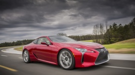 Lexus LC F – następca LFA? LIFESTYLE, Motoryzacja - Wprowadzenie przez Lexusa wyczynowej wersji modelu LC jest praktycznie w stu procentach pewne – koncern zarejestrował w europejskim urzędzie patentowym znak towarowy LC F, a w mediach pojawiają się wiarygodne informacje na temat jednostki napędowej Lexusa LC F.