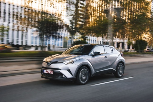 Toyota C-HR liderem segmentu SUV w Japonii BIZNES, Motoryzacja - Toyota C-HR uzyskała w pierwszym półroczu 2017 roku najwyższą sprzedaż w segmencie SUV w Japonii. Jak podaje Japan Automobile Manufacturers Association, z salonów marki wyjechały 79 303 egzemplarze tego modelu.