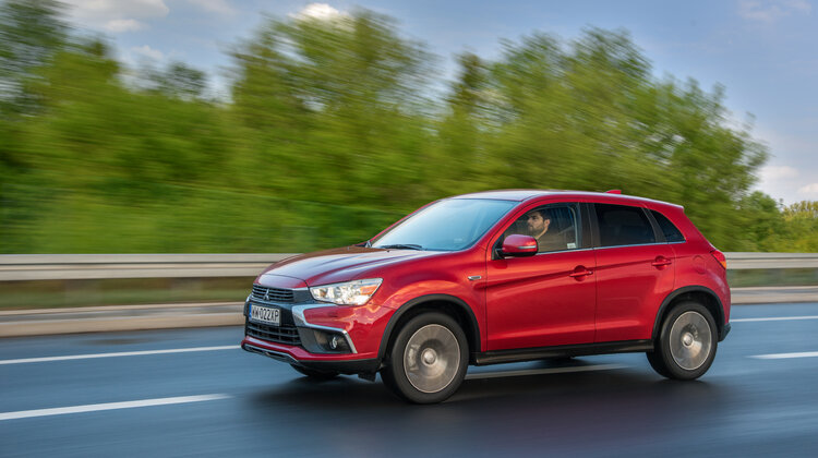 Wyprzedaż Mitsubishi ASX 2017 nowe produkty/usługi, handel - W polskich salonach Mitsubishi Motors rozpoczęła się wyprzedaż najpopularniejszego modelu tej marki – Mitsubishi ASX 2017, która dotyczy wszystkich wersji tego SUV-a wyprodukowanych w 2017 roku, włącznie ze specjalną edycją ASX opracowaną na setne urodziny marki. Dzięki ofercie wyprzedażowej klienci zainteresowani Mitsubishi ASX 2017 mogą zyskać aż 14 000 zł a cena tego modelu startuje od 63 990 zł. Nabywcy Mitsubishi ASX mają też możliwość skorzystania z 4 rodzajów promocyjnych kredytów.