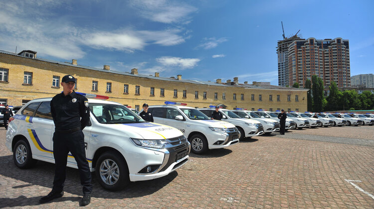 635 Outlanderów PHEV dla ukraińskiej policji i lepsze warunki gwarancji zainteresowania/hobby, transport - Firma Mitsubishi Motors Corporation (MMC) dostarczyła 635 Outlanderów PHEV dla Ukraińskiej Policji. To największe w historii MMC zamówienie na flotę pojazdów z napędem PHEV. Koncern poinformował także klientów o korzystnych zmianach w warunkach gwarancji tego modelu.